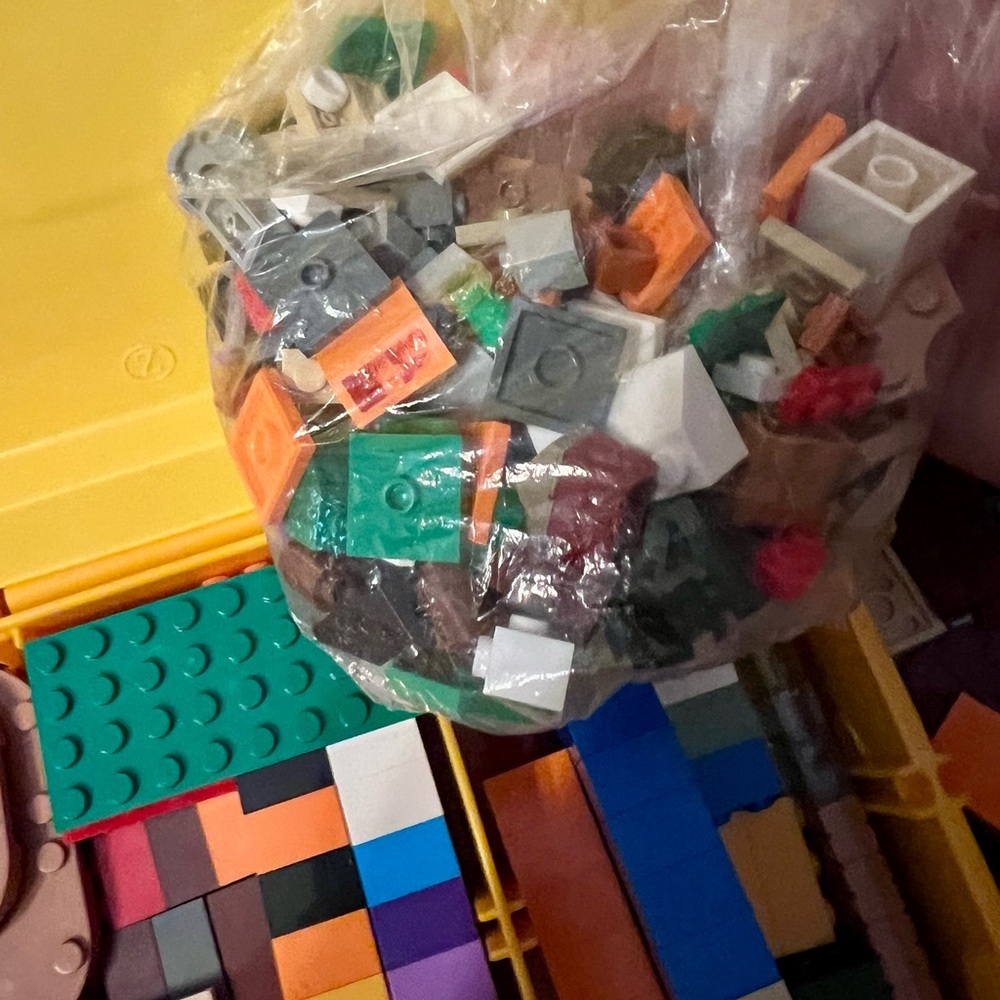 LEGO Bright Yellow Carry Case with 460 Various Sized Colorful Bricks & Bases - Picture 10 of 14